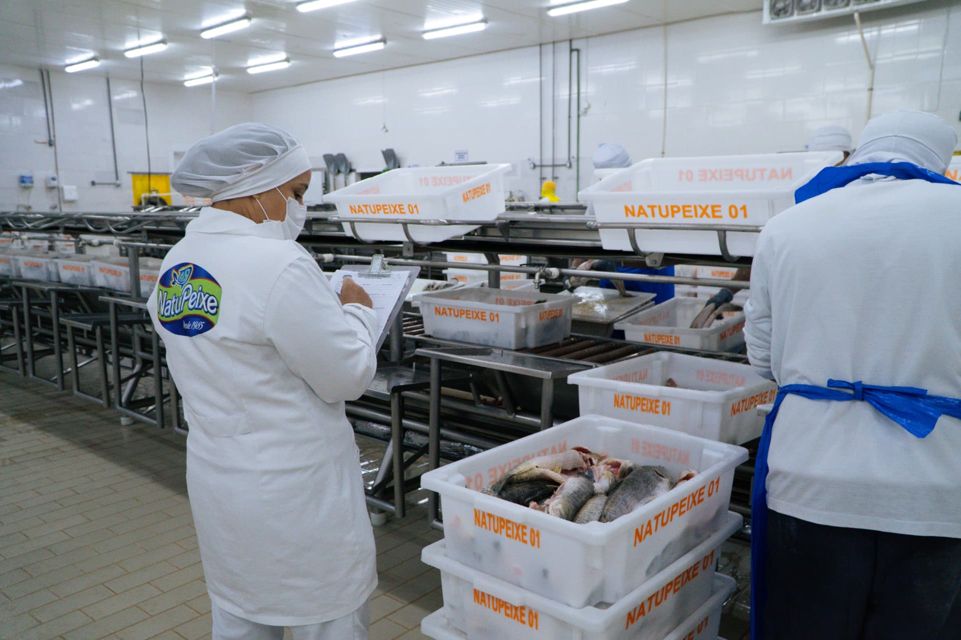 Equipe NatuPeixe na linha de produção da fábrica, garantindo qualidade e segurança alimentar